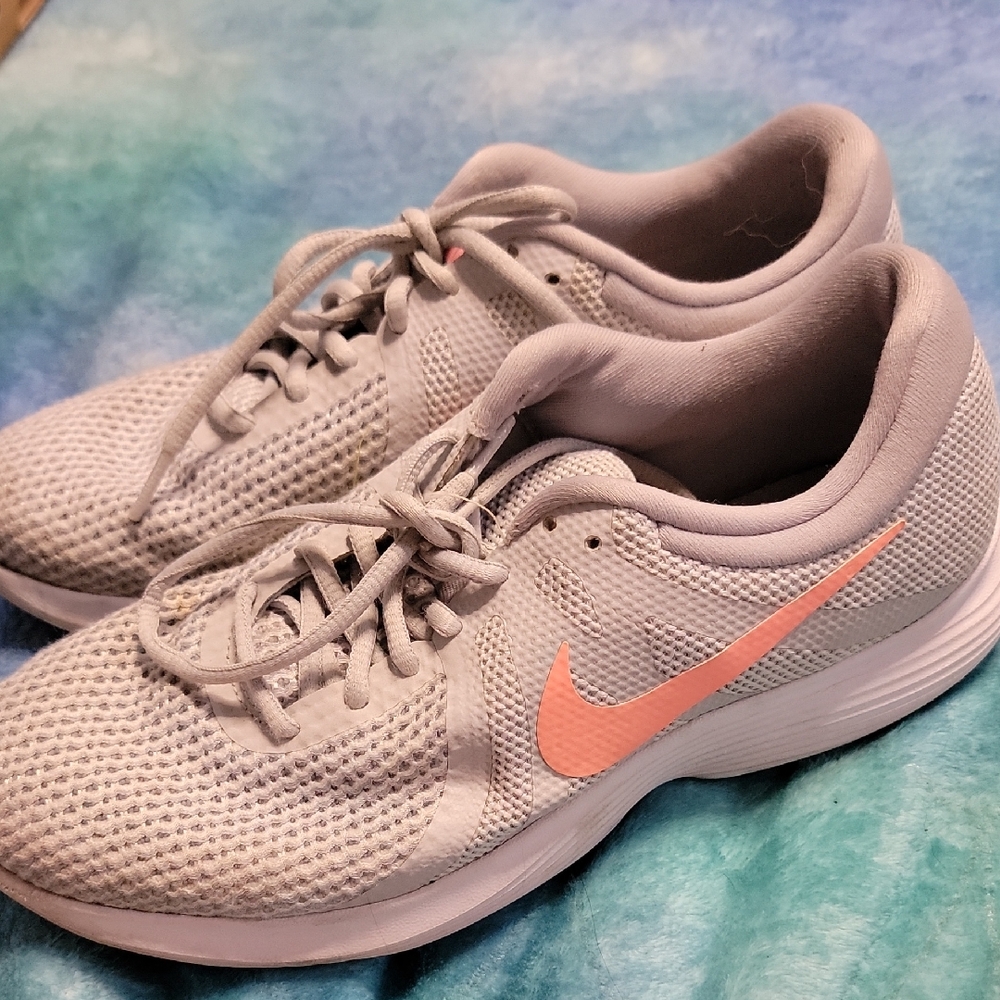 Nike Women's Athletic Shoes in Gray and Pink